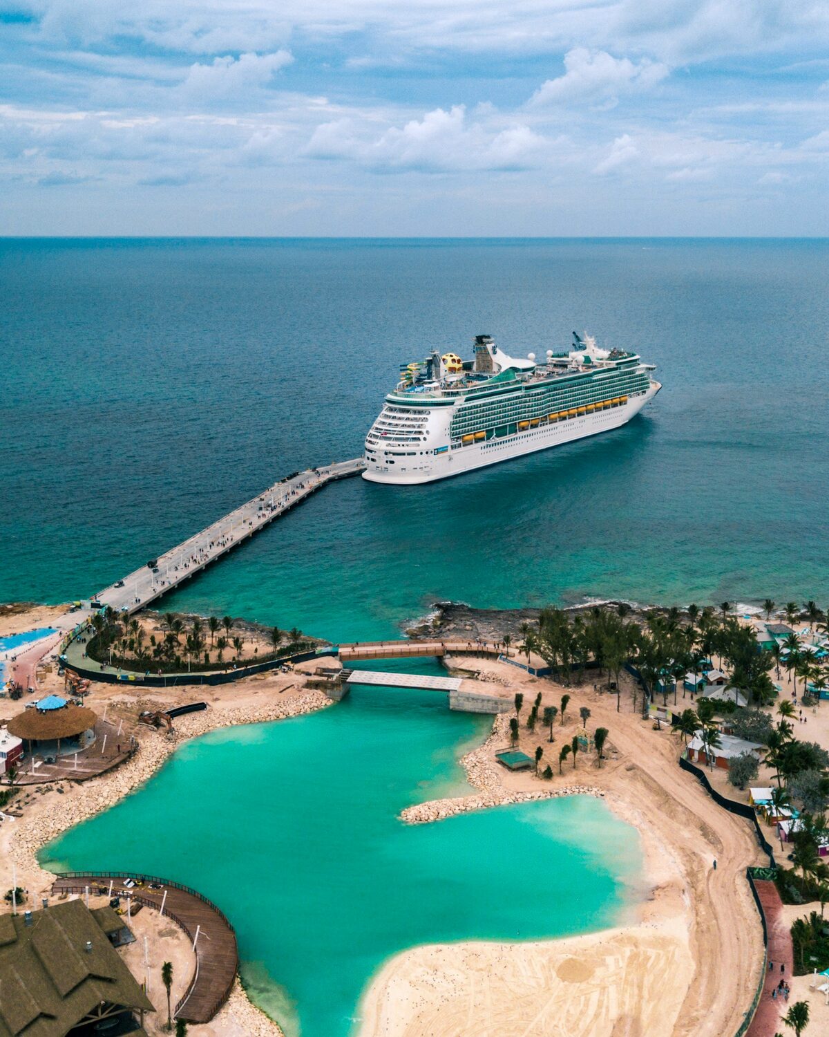 Navio de cruzeiro atracado em destino tropical