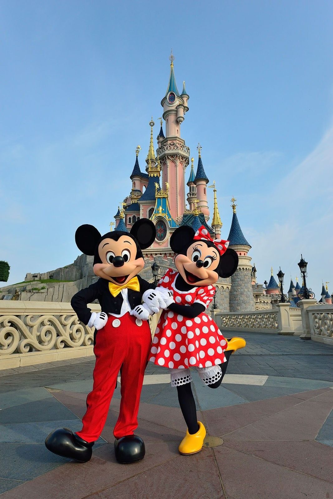 Mickey e Minnie em frente ao castelo da Disney em Orlando