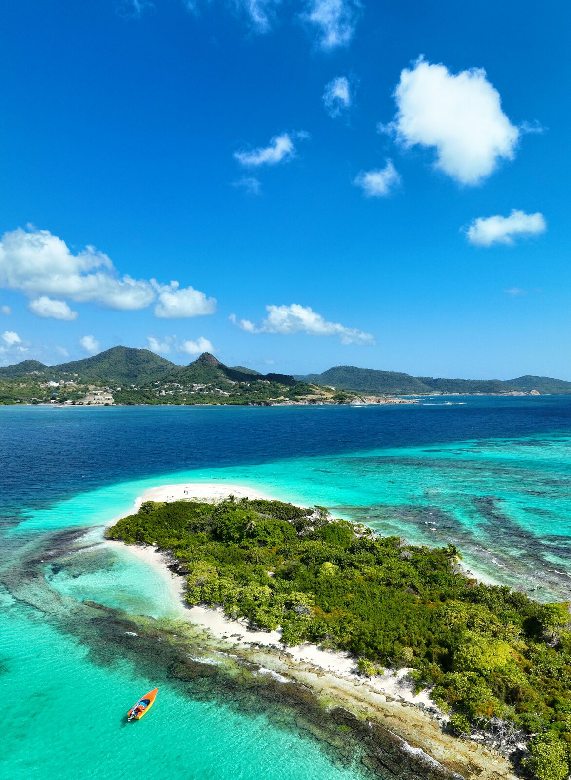 Ilha tropical cercada por mar azul-turquesa