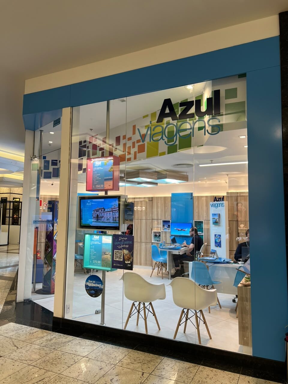 Fachada da loja Azul Viagens no Shopping Bourbon Country
